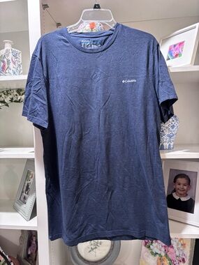 Columbia Men’s Short Sleeve Tee in Navy